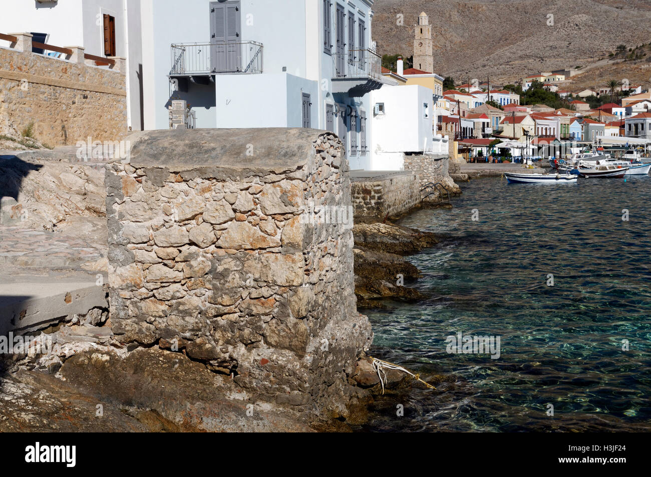 Il vecchio in disuso wc esterno, lo svuotamento dritto verso il porto, Chalki isola vicino a RODI, DODECANNESO isole, Grecia. Foto Stock