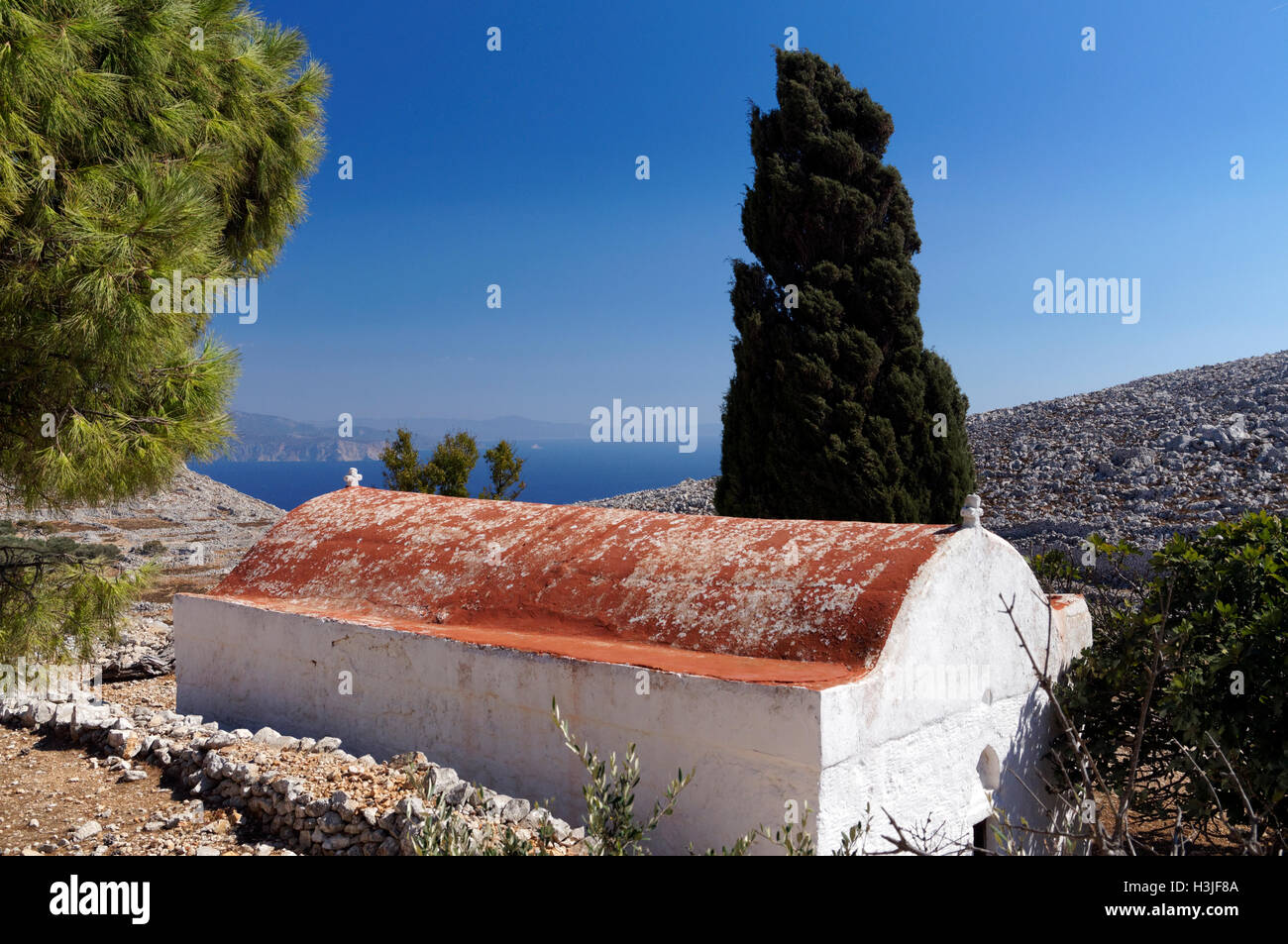 Monastero di Aghios Gianis Konda, in alto nell'entroterra montuoso dell'isola di Chalki, isole del Dodecaneso, Grecia. Foto Stock