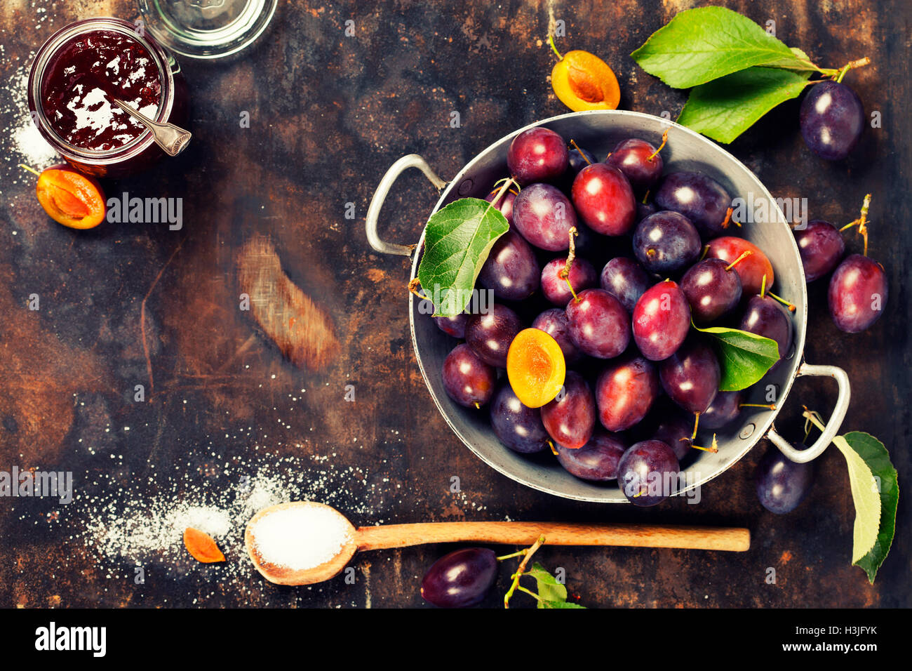 Realizzazione di marmellata di prugne bassed sulla ricetta tradizionale Foto Stock