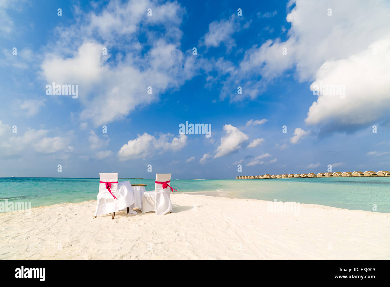 Straordinaria spiaggia matrimoni. In stile vintage. Splendido arco di nozze sulla spiaggia Foto Stock