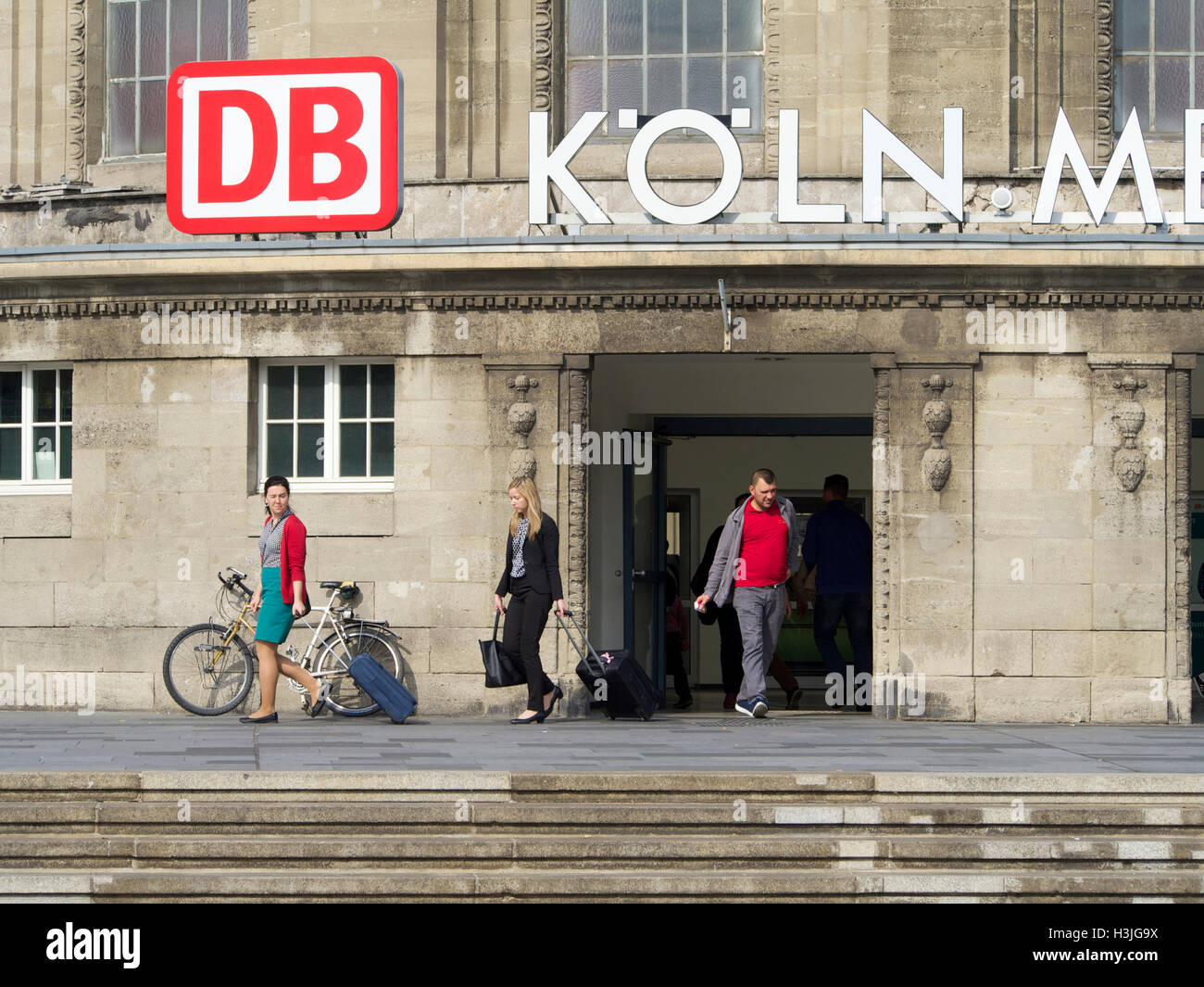 La gente esce dalla Messe Deutz/stazione ferroviaria di Colonia, in Germania con un grande logo DB Foto Stock