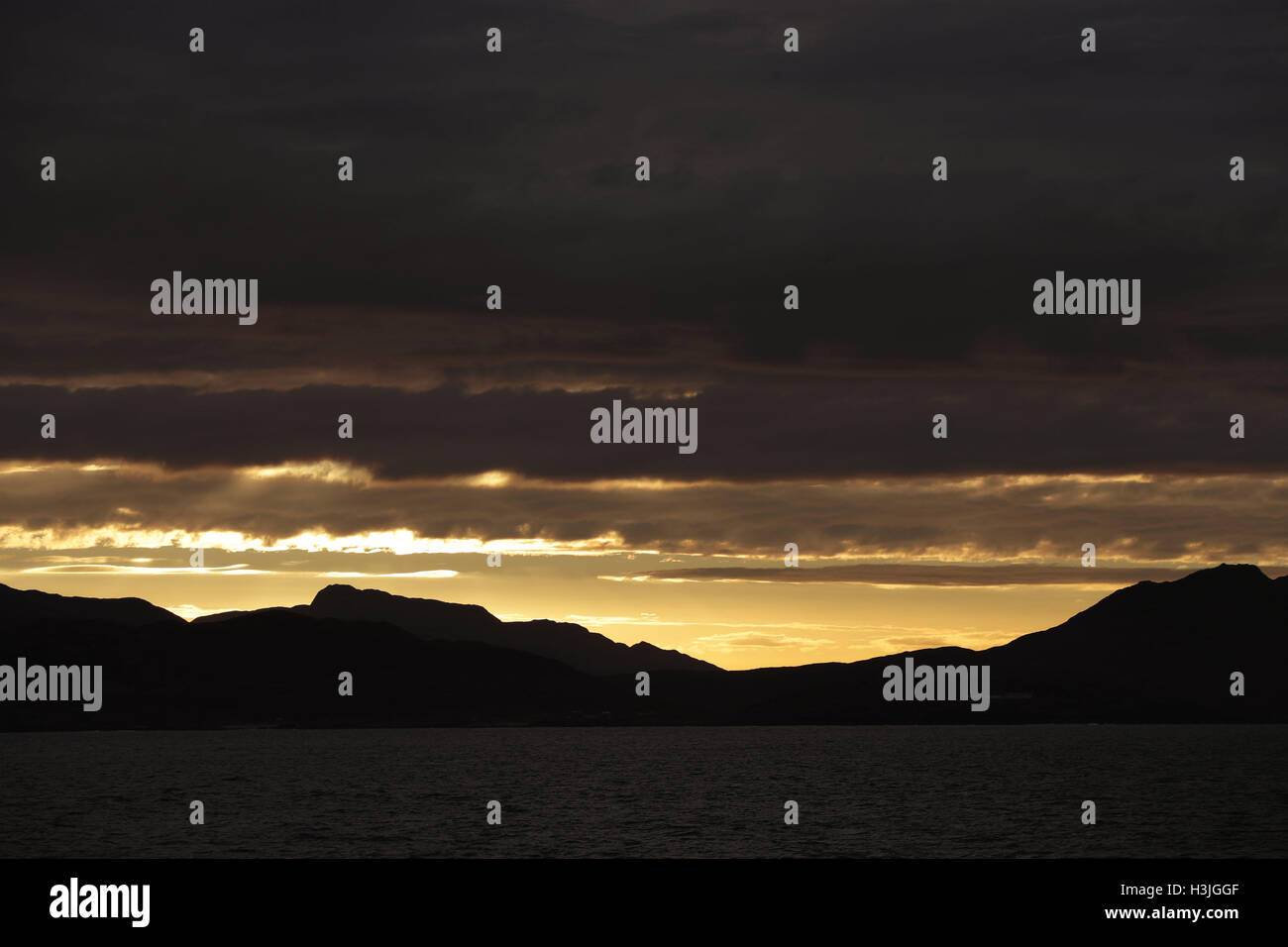 Il sole sorge su a Ardnamurchan peninsula, Lochaber, nelle Highlands della Scozia. Foto Stock