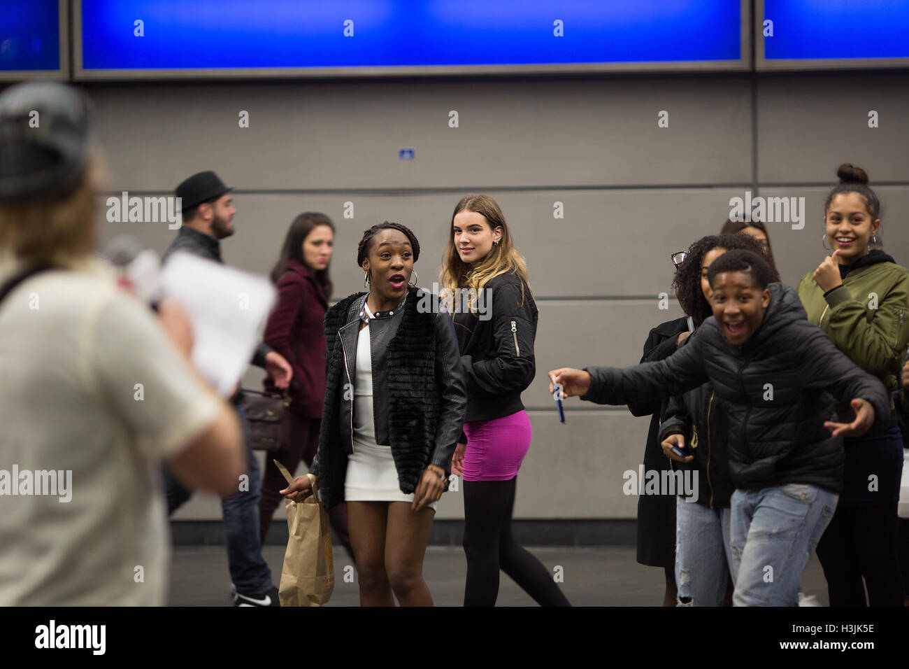 Il comico Tony Law (a sinistra) si esibisce sulla metropolitana di Londra, in collaborazione con lastminute.com per lanciare ComedyLine, una serie di esibizioni spontanee in stand-up per celebrare i prossimi spettacoli del Edinburgh Comedy Award al Lyric Theatre il 17, 24 e 31 ottobre. Shepherds Bush, Londra. Foto Stock