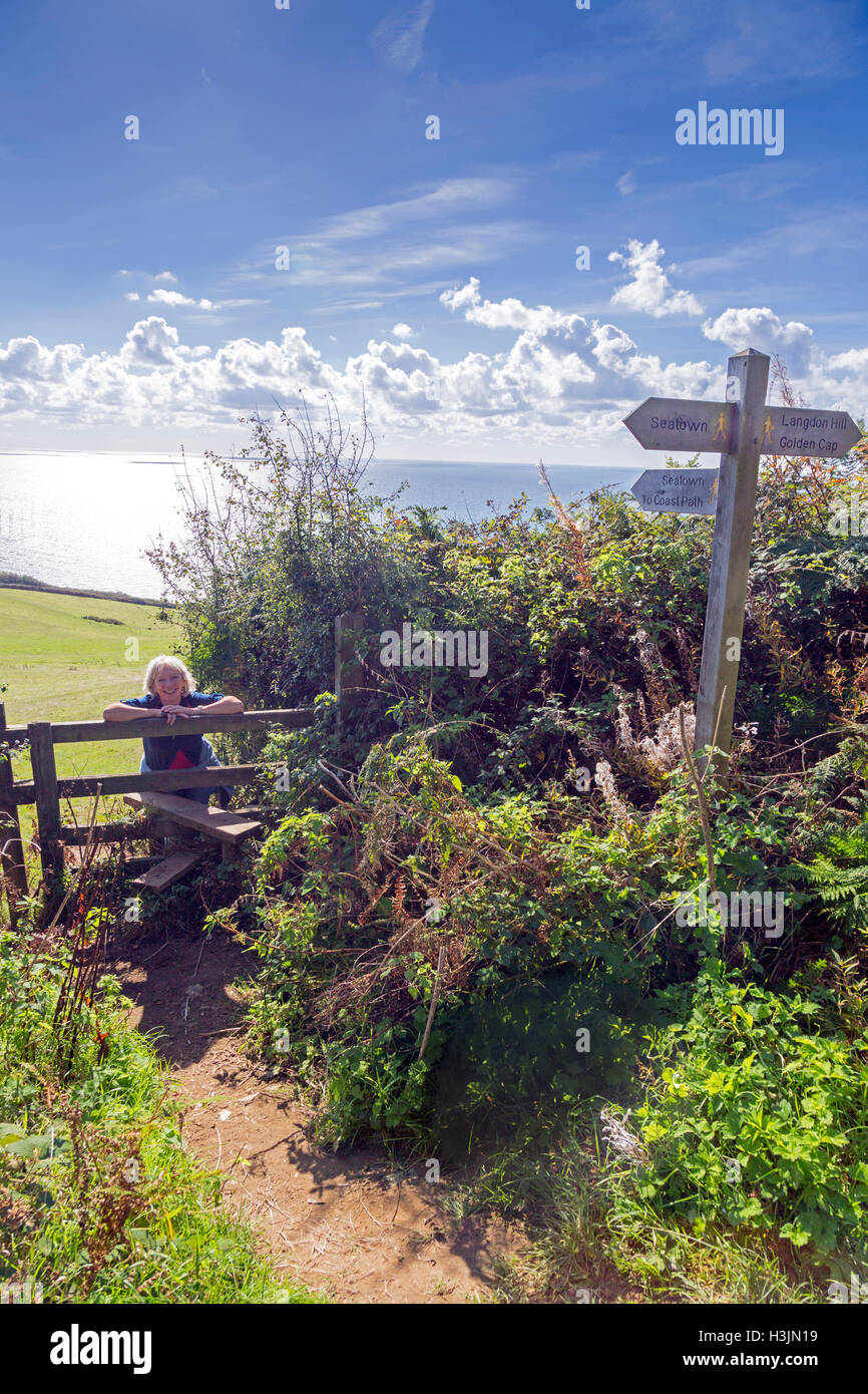 Il sentiero per il Golden Cap in corrispondenza del bordo di Langdon boschi sopra Seatown, Dorset, England, Regno Unito Foto Stock