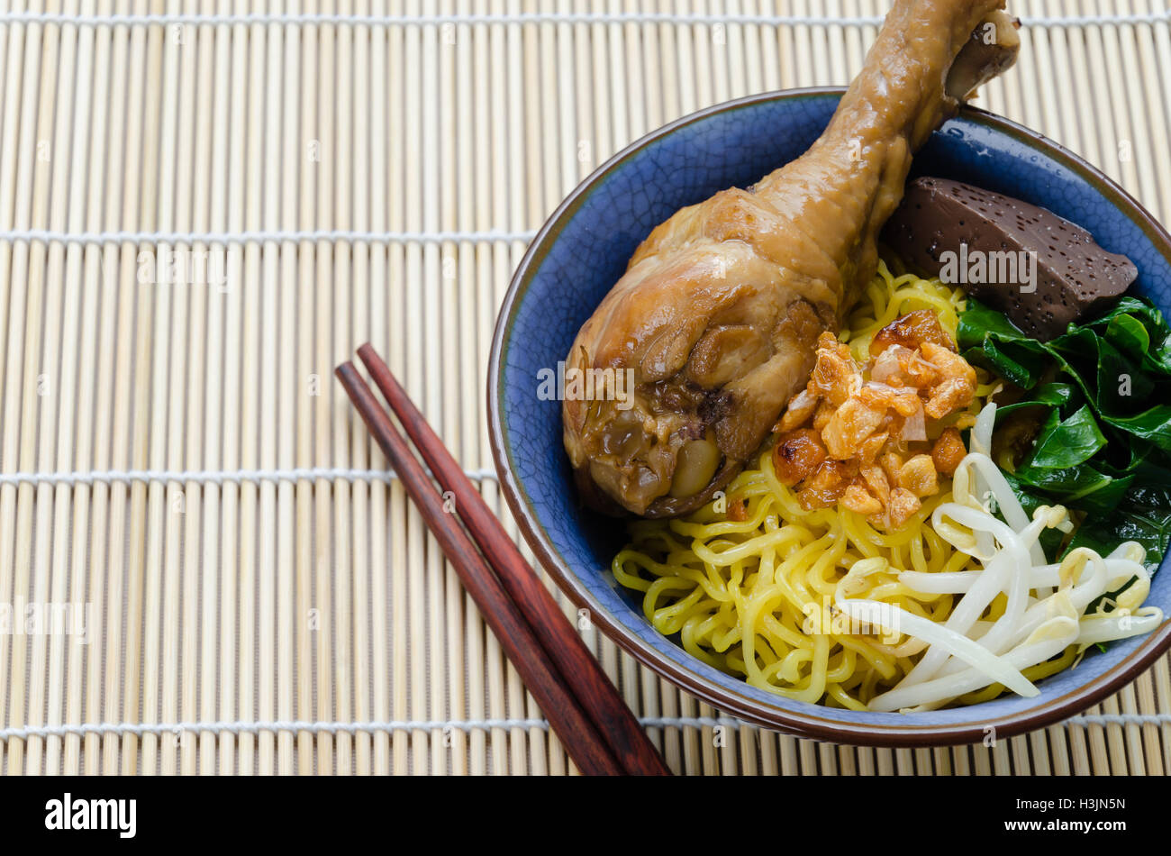 A base di noodle all'uovo con stufato di pollo coscia. Foto Stock