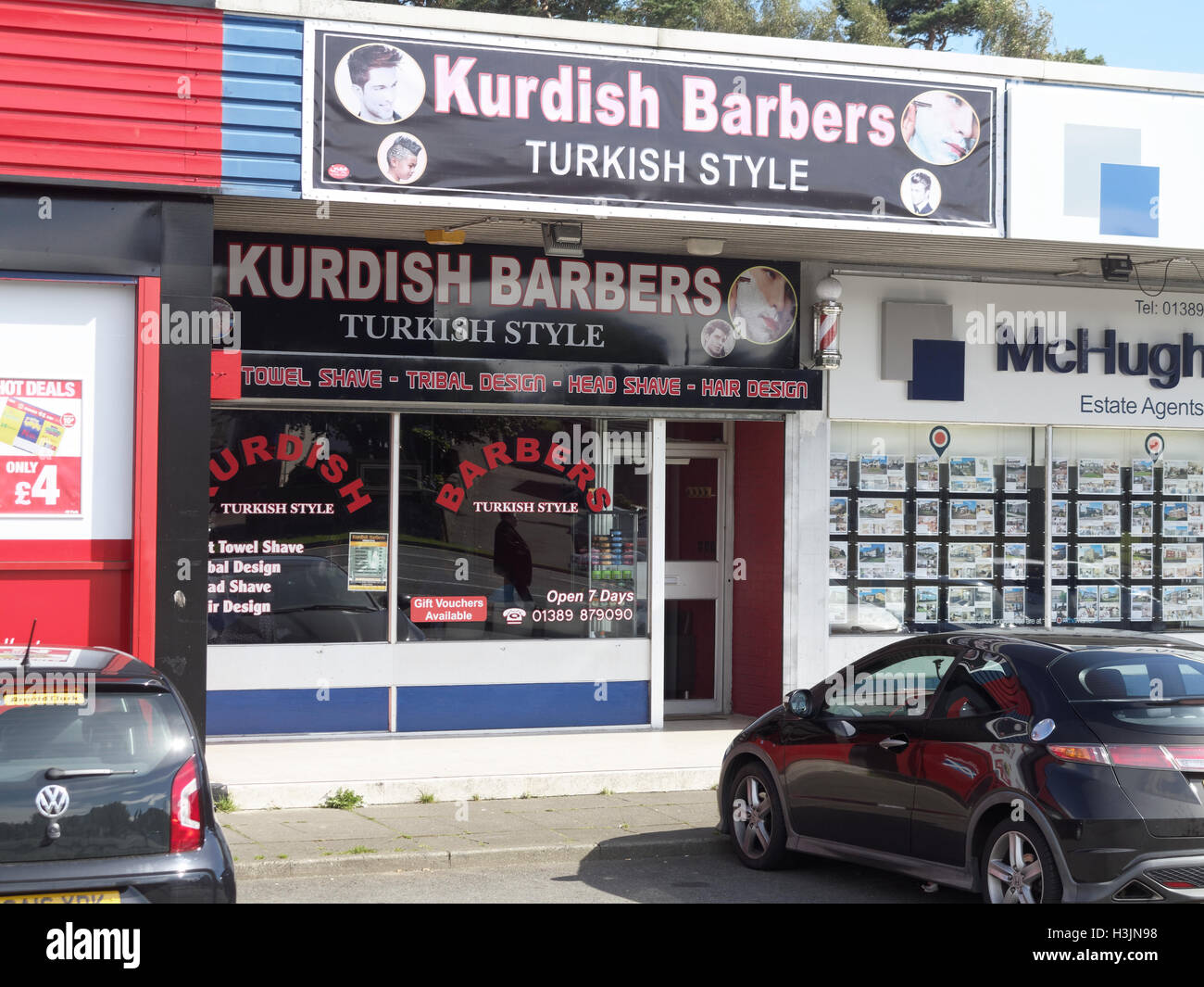 Business curda in Gran Bretagna UK con origini turche sottolineando le radici curda, negozio di generi alimentari e un barbiere o parrucchiere Foto Stock