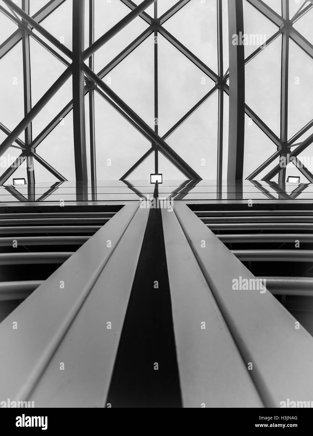 Questa immagine cattura l'high-tech natura del nuovo Kings Cross stazione ferroviaria a Londra, Inghilterra. Foto Stock