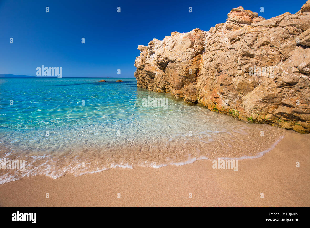 Una bellissima spiaggia di sabbia con rocce e tourquise acqua chiara vicino a Cargese Corsica, Francia, Europa. Foto Stock