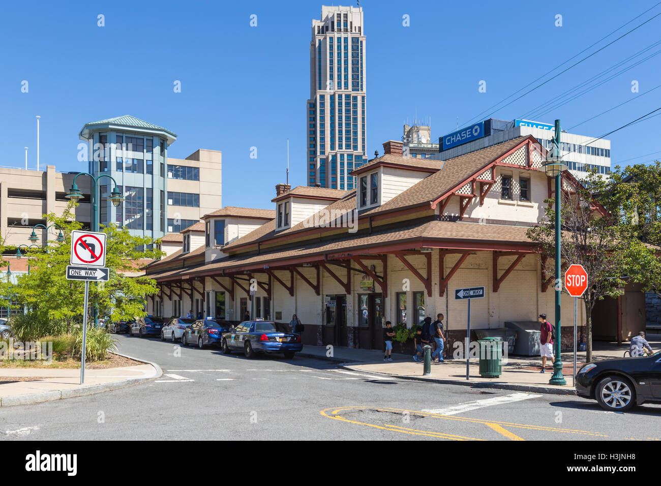 Il New Rochelle stazione ferroviaria, servendo sia Metro-North e Amtrak, in downtown New Rochelle, New York. Foto Stock