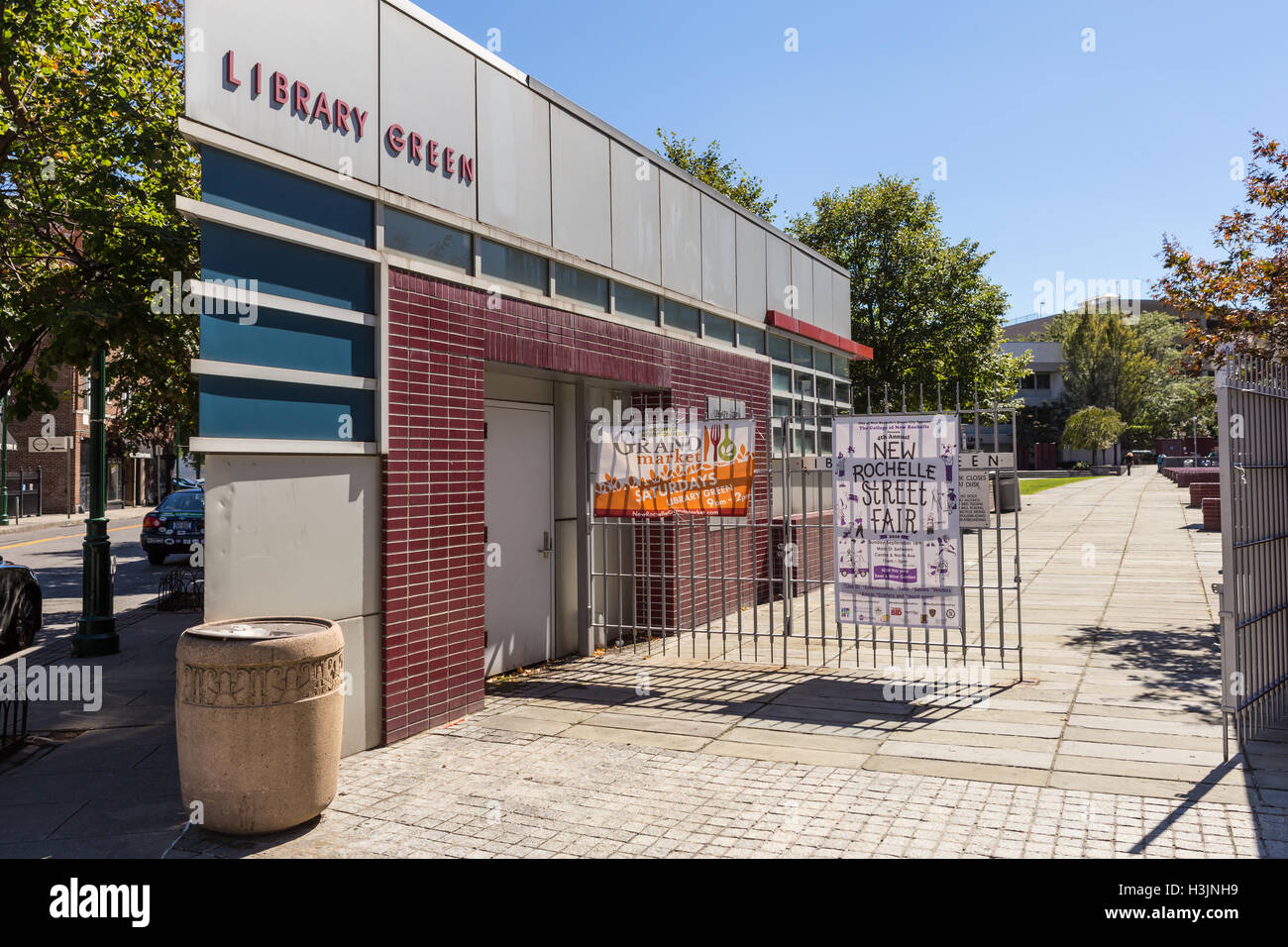 L'ingresso a Ruby Dee Park in libreria verde, un parco urbano in downtown New Rochelle, New York. Foto Stock