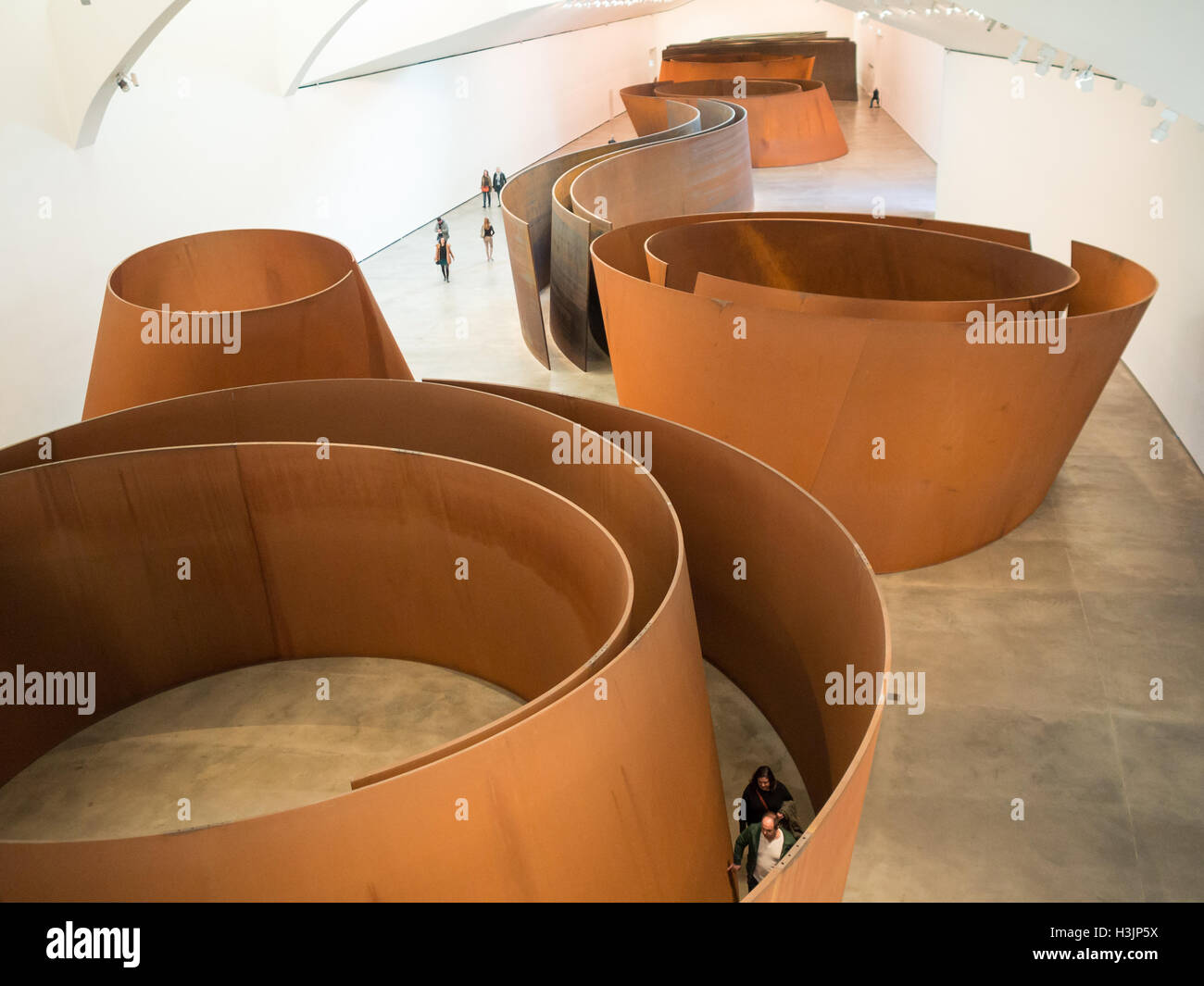 Vista generale di Richard Serra sculture in camera il Guggenheim Museum Bilbao Foto Stock