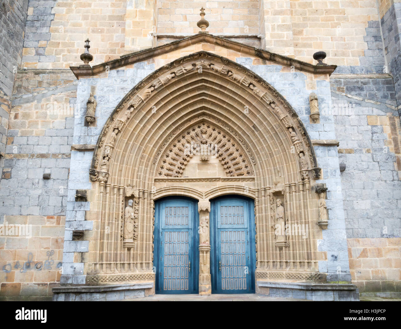 Le porte blu del portale della Chiesa di Santa Maria, Guernica Foto Stock