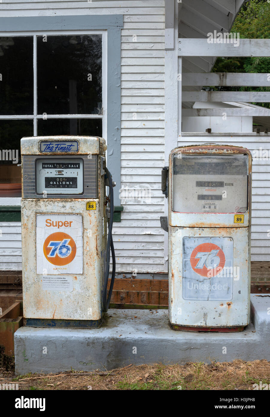 Stati Uniti d'America, Washington, San Juan Islands, Orcas Island, vecchie pompe di benzina nella parte anteriore del centro storico di Olga Store di Olga Washington. Foto Stock