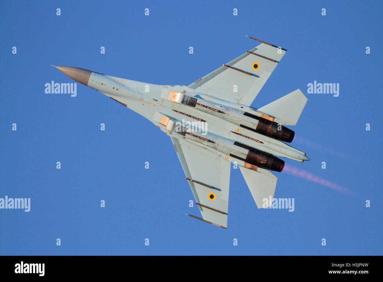 Aviazione Militare. Vista parte inferiore di un'ucraina Air Force Sukhoi Su-27 Flanker jet da combattimento aereo con postcombustione sul Foto Stock