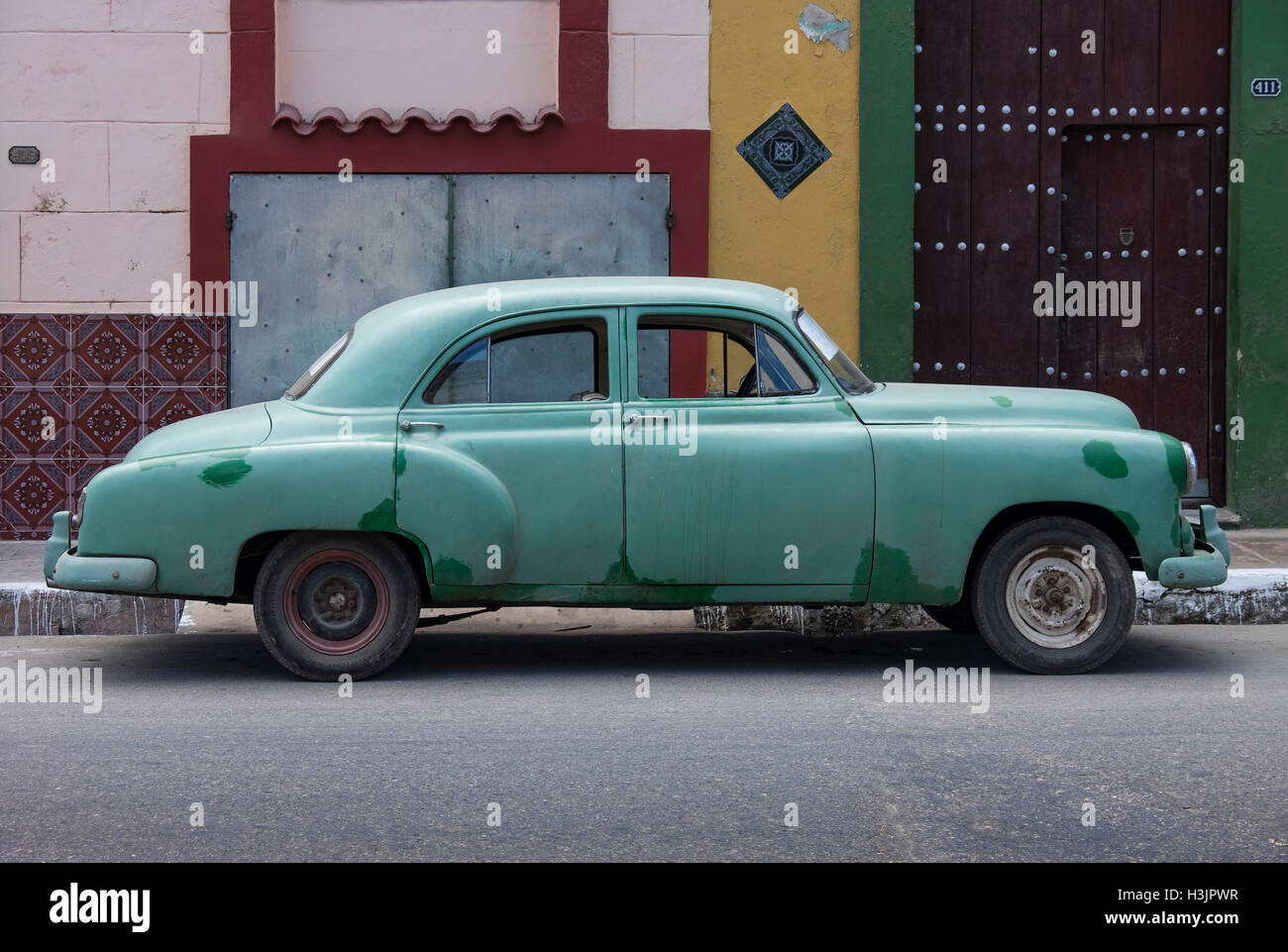 Vecchia degli anni cinquanta americano auto nelle stradine di Cardenas, Cardenas, provincia di Matanzas, Cuba Foto Stock