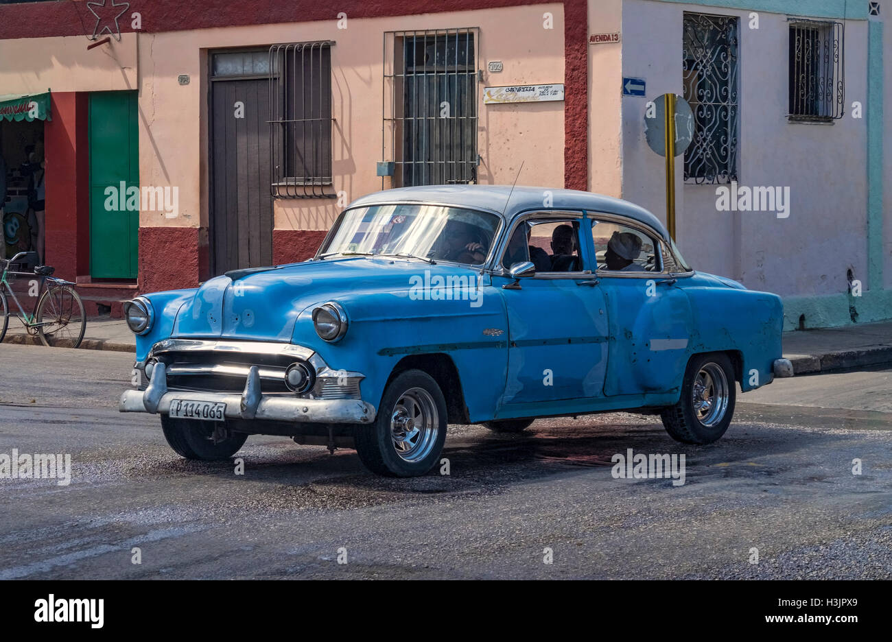 Cubano guida auto per le strade di Cardenas, provincia di Matanzas, Cuba Foto Stock