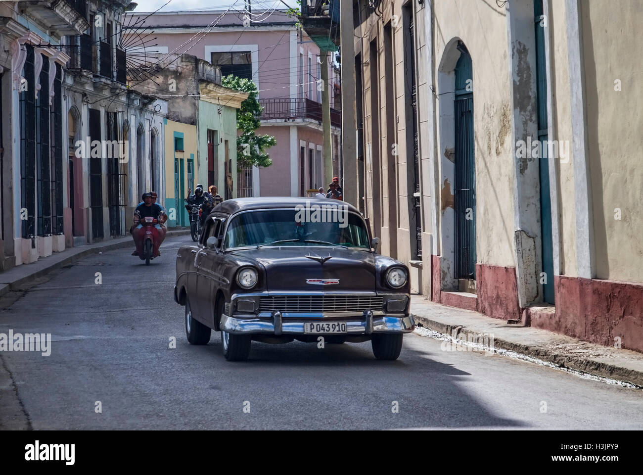 Anni Cinquanta vecchia vettura americana nelle stradine di Matanzas, Matanzas, Cuba Foto Stock