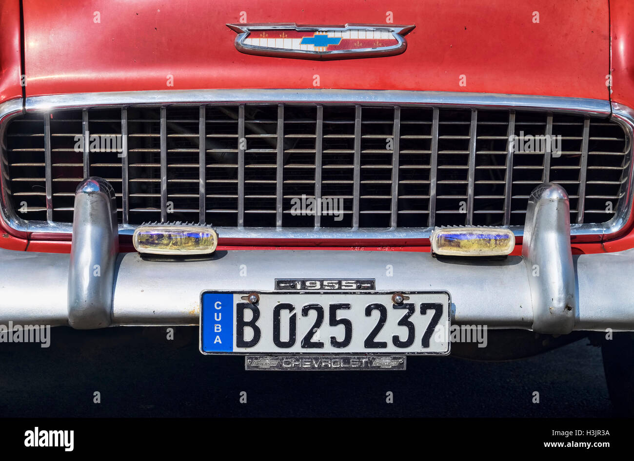 Il cofano o il cofano di un 1955 Chevrolet rossa vettura americana, Havana, Cuba Foto Stock
