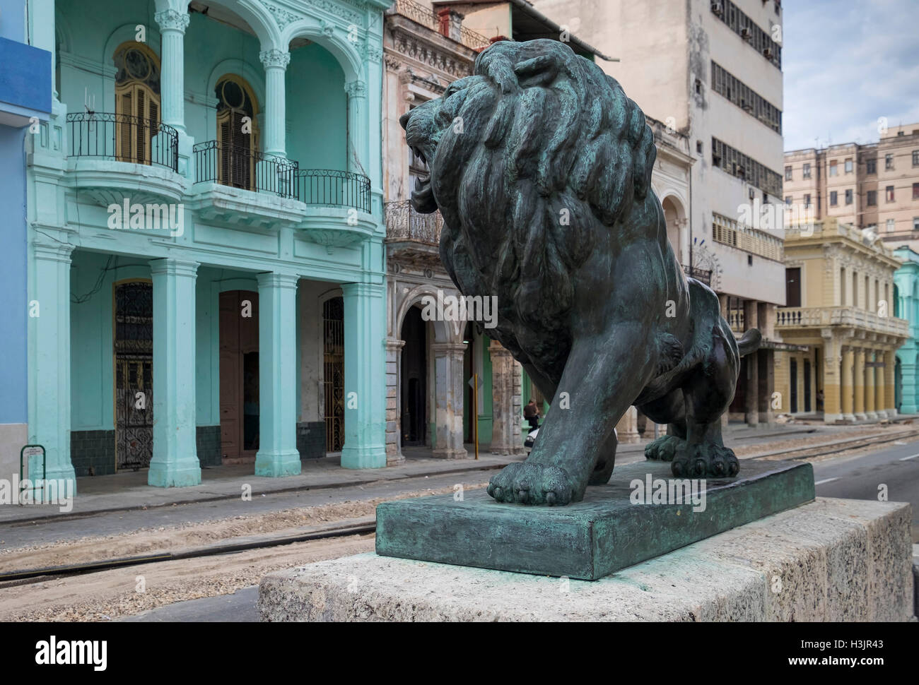 Leone di Bronzo statua e il Portico edifici sul Paseo del Prado, Centro Habana, Havana, Cuba Foto Stock