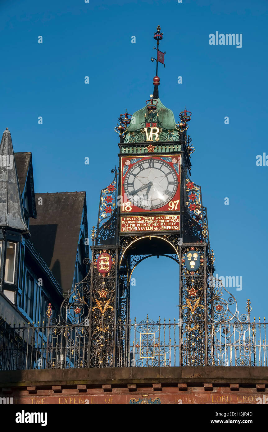 Il Eastgate Clock sulle mura della città di Chester, Cheshire, Inghilterra, Regno Unito Foto Stock