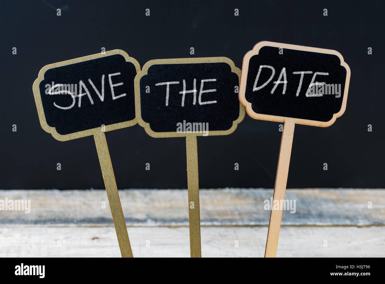 Messaggio di Business salva la data scritta con il gesso su legno mini etichette di Blackboard Foto Stock