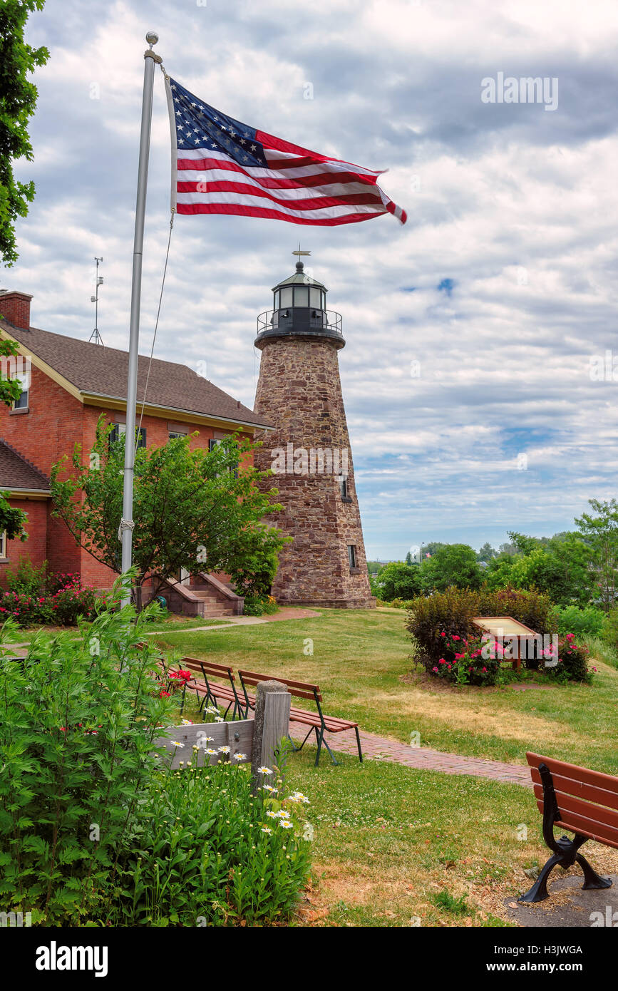 Bandiera americana a Charlotte Genesee faro, Lago Ontario in Rochester, STATI UNITI D'AMERICA Foto Stock