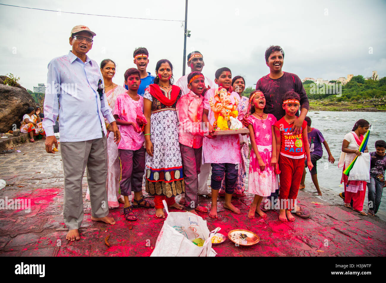 Famiglia indiana che mostra theri Ganpati statua prima di immersione Foto Stock