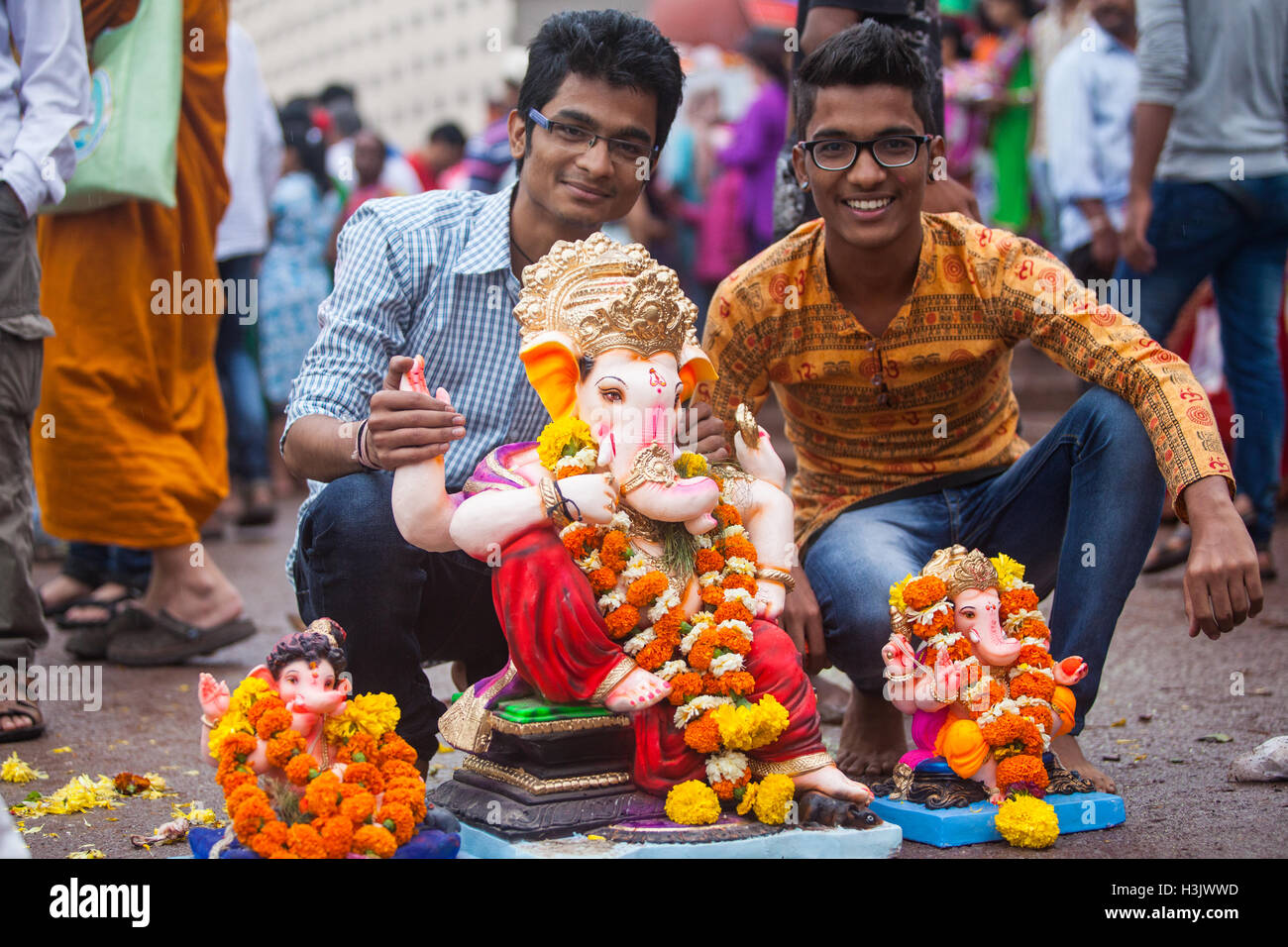 Due giovani uomini che mostra le loro statue Ganpati, Pune India Foto Stock
