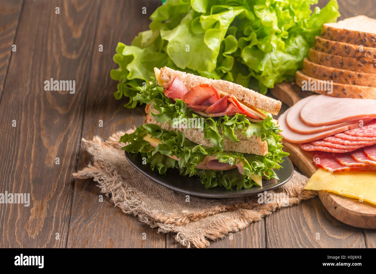 Club sandwich su un tavolo rustico Foto Stock