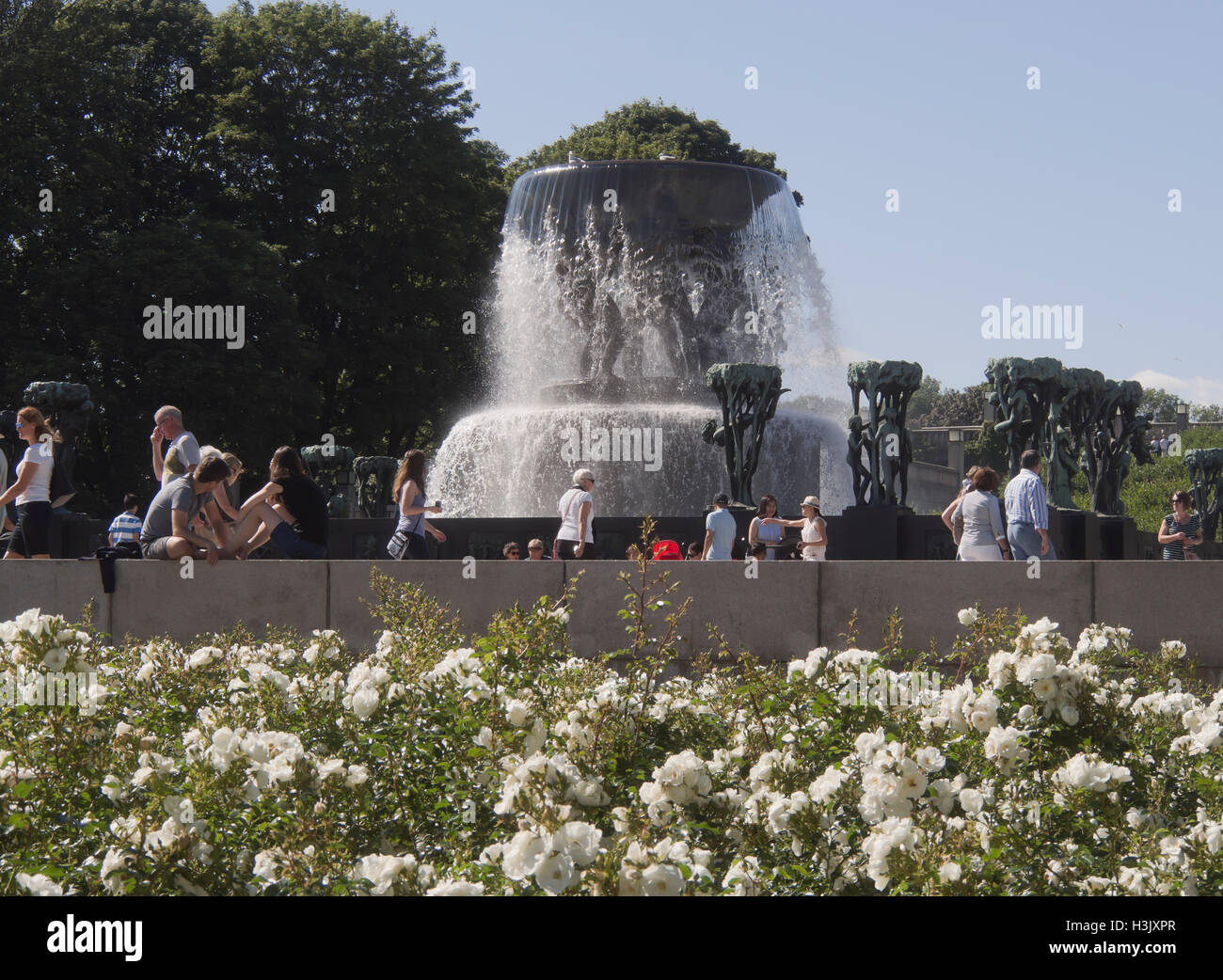 Parco delle Sculture di Vigeland a Oslo Norvegia ha sculture, fontane, turisti e un giardino di rose Foto Stock