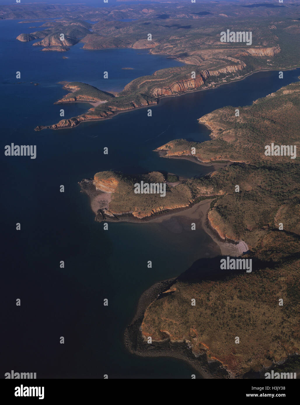 Baia protetta dall'estremità occidentale del Re Leopoldo varia, rivolta da Buccaneer arcipelago. Foto Stock