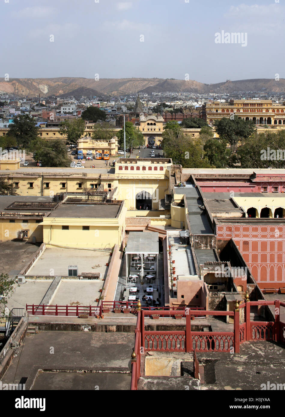 Vista ad alto livello guardando sopra Jaipur dall'alto del palazzo. Baradari al City Palace, a Jaipur, India. Architetto: Studio Lotus , 2016. Foto Stock Vista ad alto livello guardando sopra Jaipur dall'alto del palazzo. Baradari al City Palace, a Jaipur, India. Architetto: Studio Lotus , 2016. Foto Stock