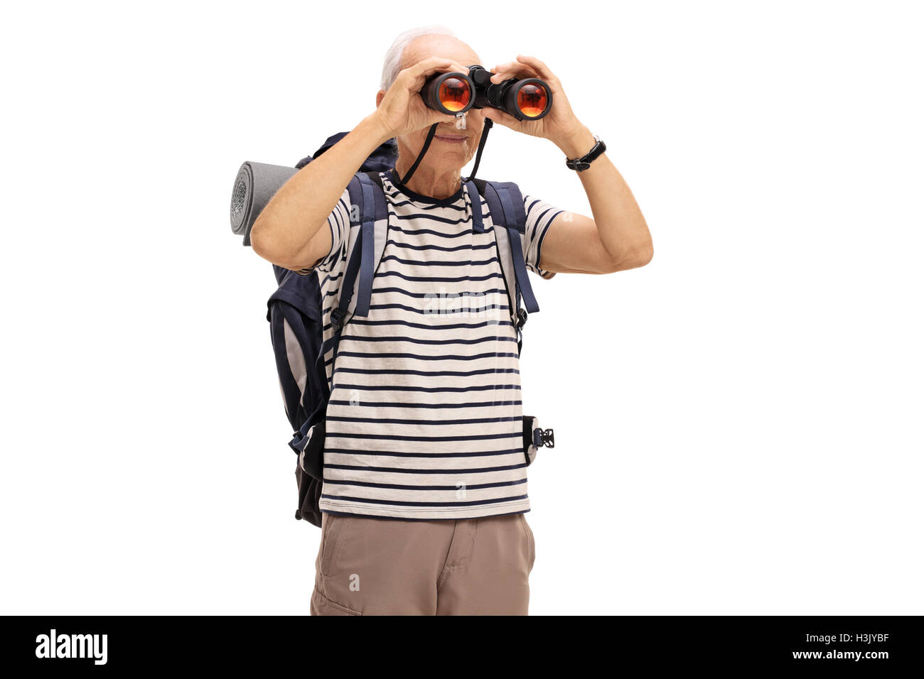 Maschio maturo escursionista guardando attraverso il binocolo isolati su sfondo bianco Foto Stock