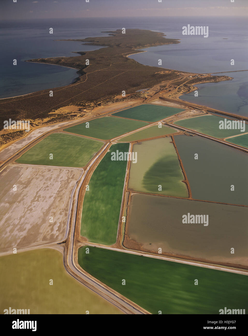 Fotografia aerea della cristallizzazione stagni di inutile anello saline. Foto Stock