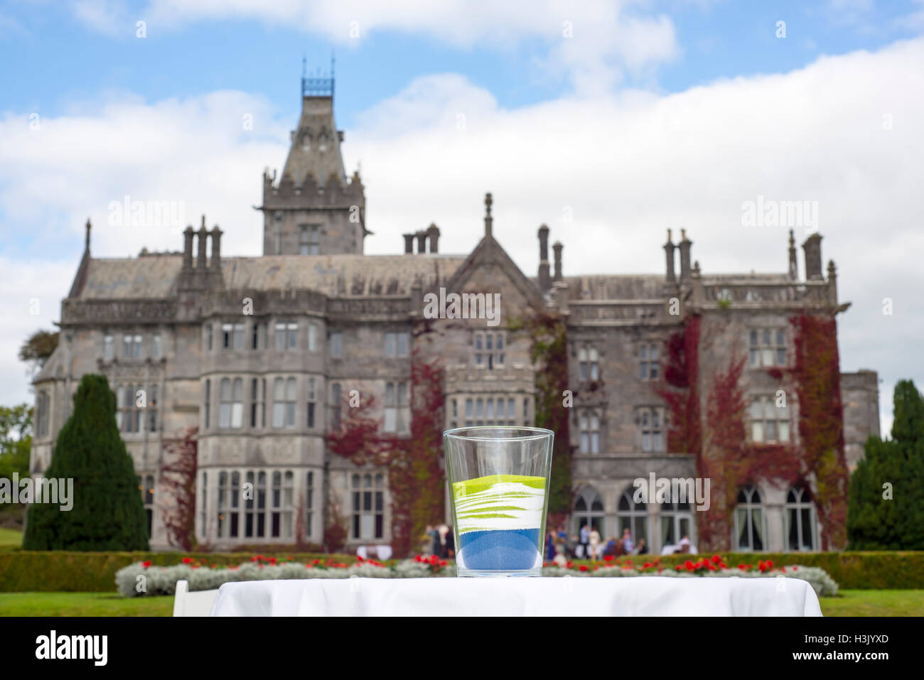 Vetro di colore misto sands dopo una unità la celebrazione dei matrimoni di fronte a Adare manor Foto Stock