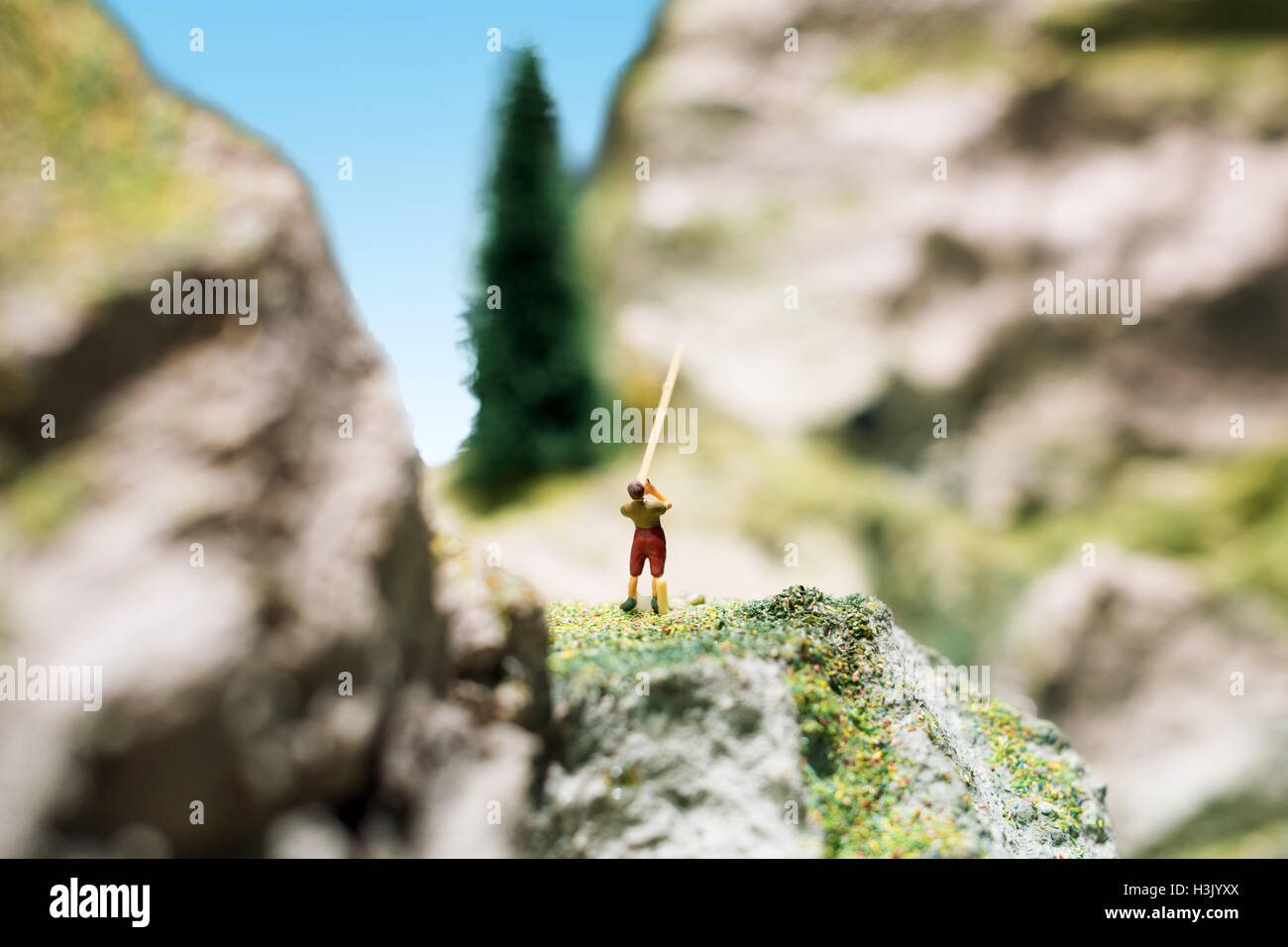 Persone in miniatura: giovane giocando a lungo la tromba sulle montagne. Avventura, viaggi, turismo, escursione e eco concetto Natura Foto Stock