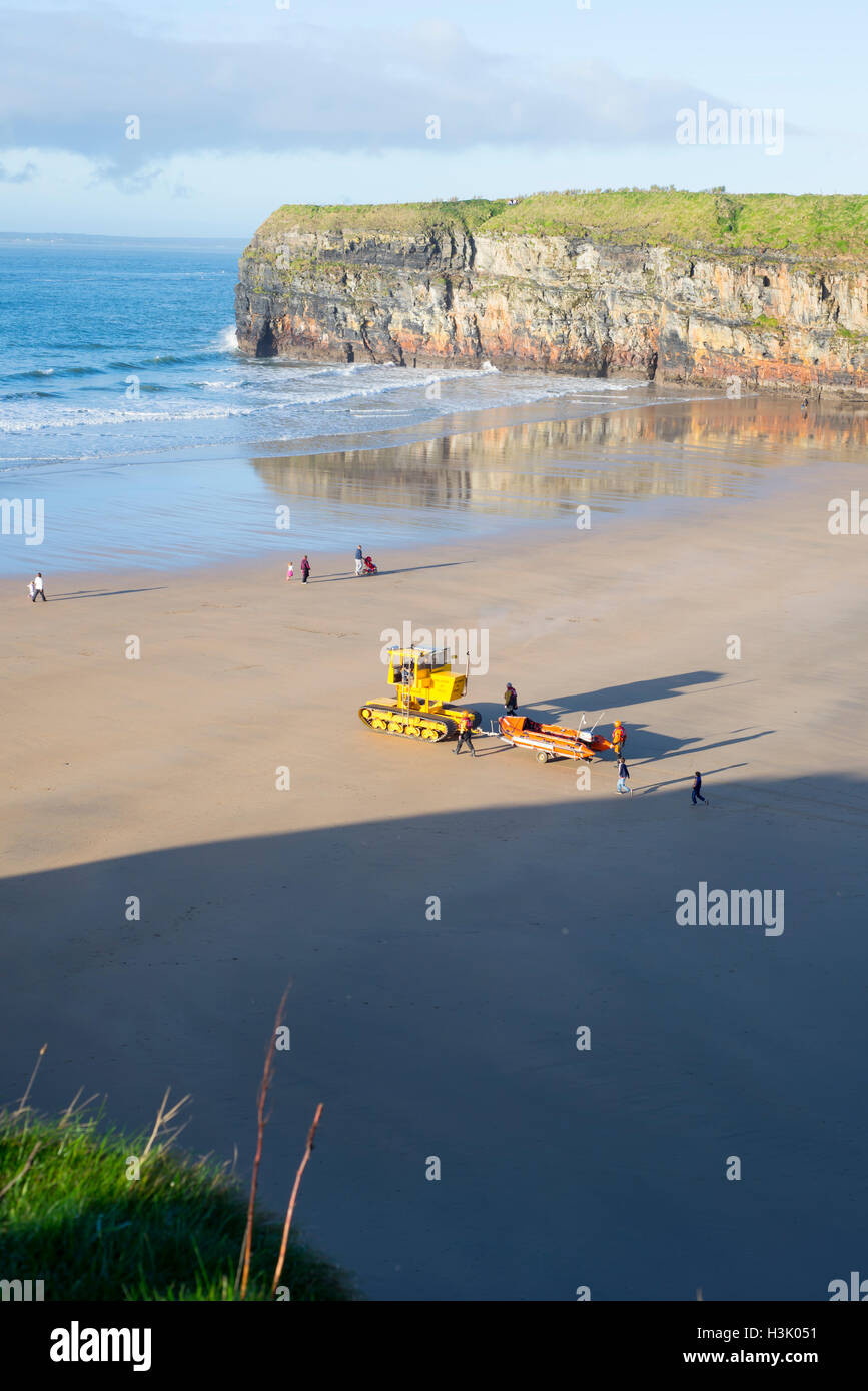 Un semi-sommergibile il traino del veicolo mare imbarcazioni di salvataggio in mare per il lancio a Ballybunion Irlanda Foto Stock