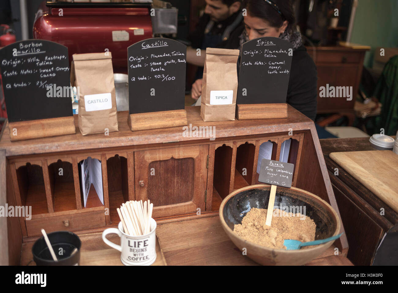Assortimenti di colombiani e caffè colombiano puro di canna da zucchero per la vendita nel mercato di Borough di Londra Foto Stock