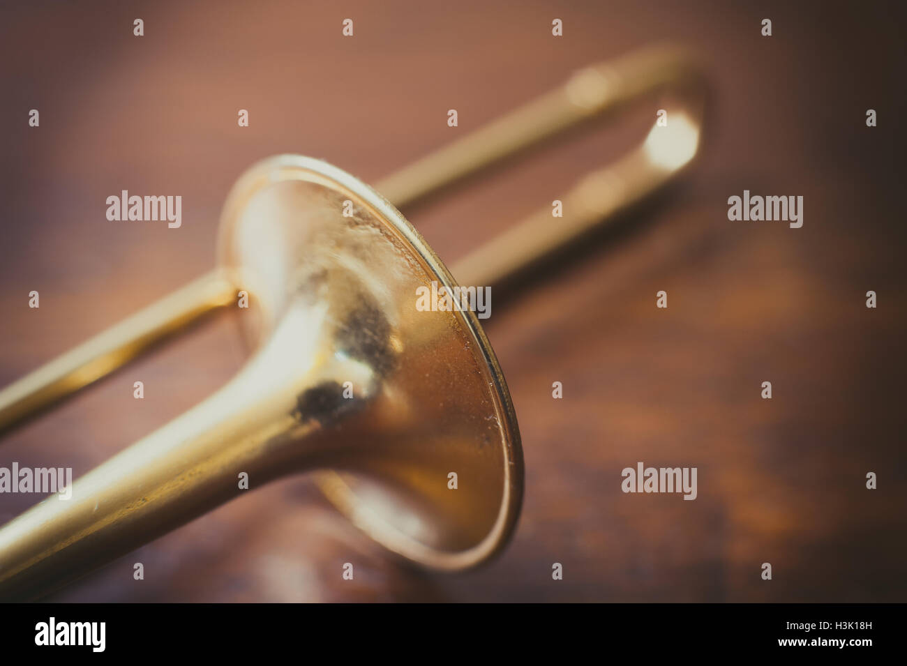 Trombone bell il marrone parquet in legno, bell dettaglio il fuoco selettivo Foto Stock