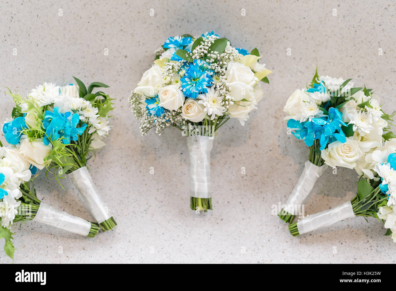 Bouquet nozze Bianco-blu Tema per sposa e damigella Foto Stock