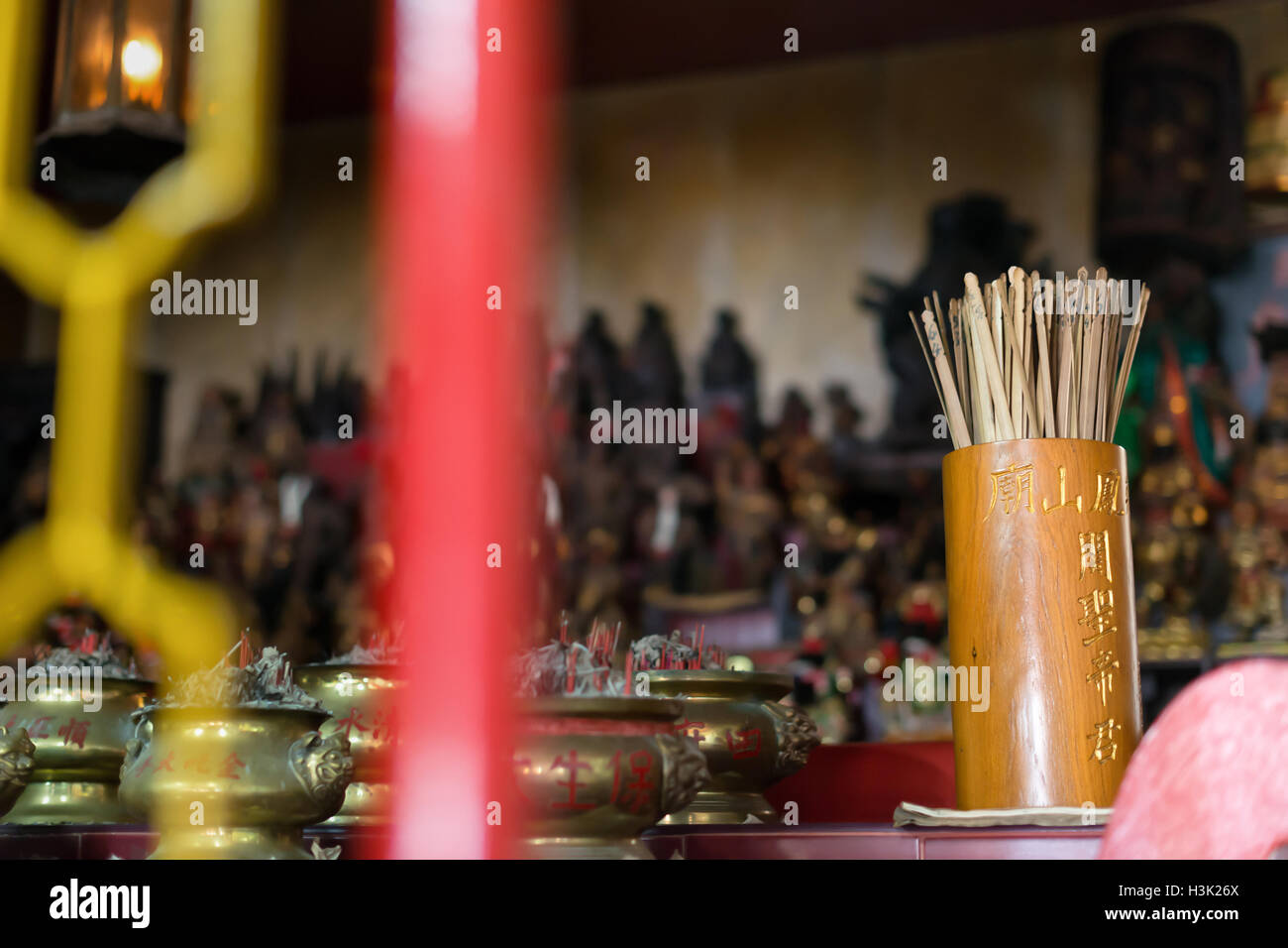 Phuket, Tailandia - 22 Agosto 2015 : Wood Esiimsi cinese è religione cultura a raccontare oroscopo umana in un tempio cinese Foto Stock