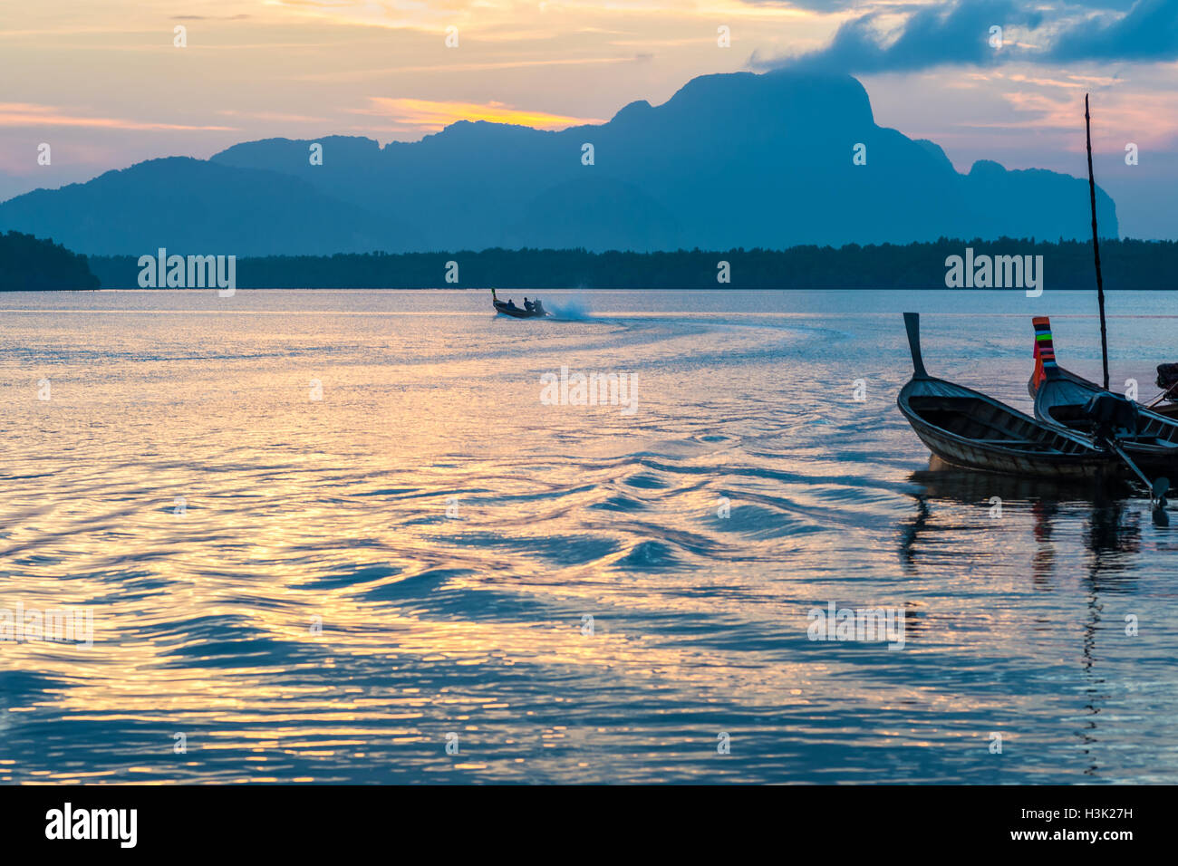 I pescatori per la pesca in ogni mattina con longtail barca da pesca a Samchong-Tai borgo peschereccio di sunrise in Phang-Nga, T Foto Stock