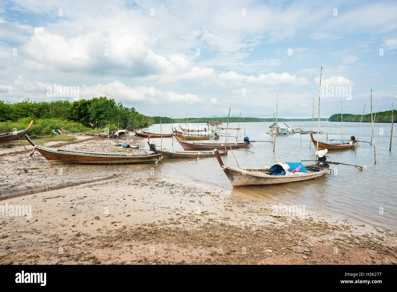 Barche da pesca parcheggio presso la spiaggia di mangrovie Foto Stock