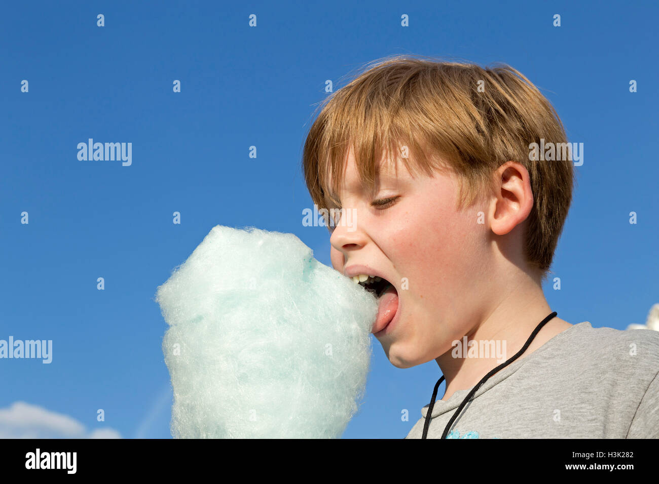 Boy eating candy floss, Dom, Amburgo, Germania Foto Stock