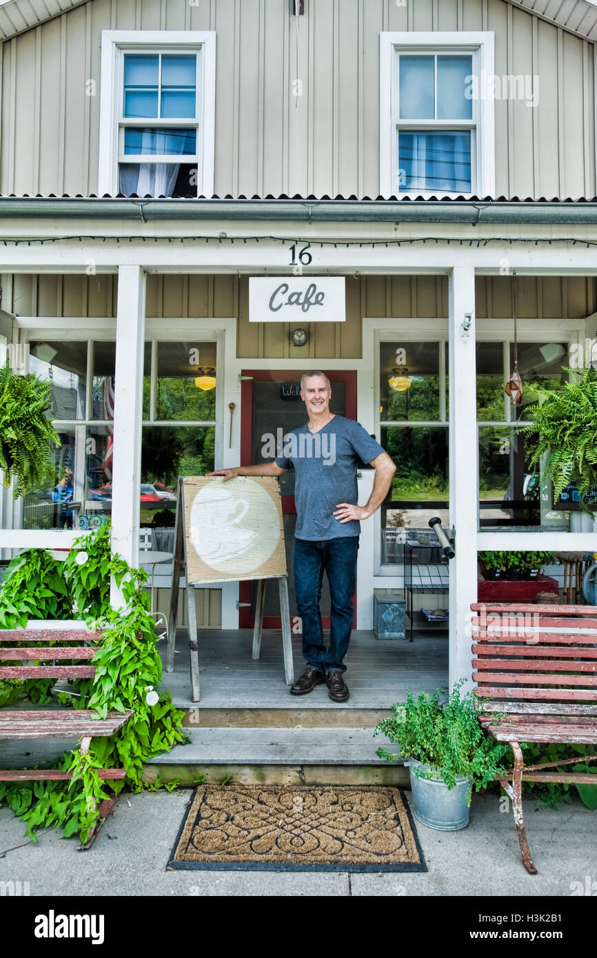 Cafe proprietario in posa di fronte del ristorante Foto Stock
