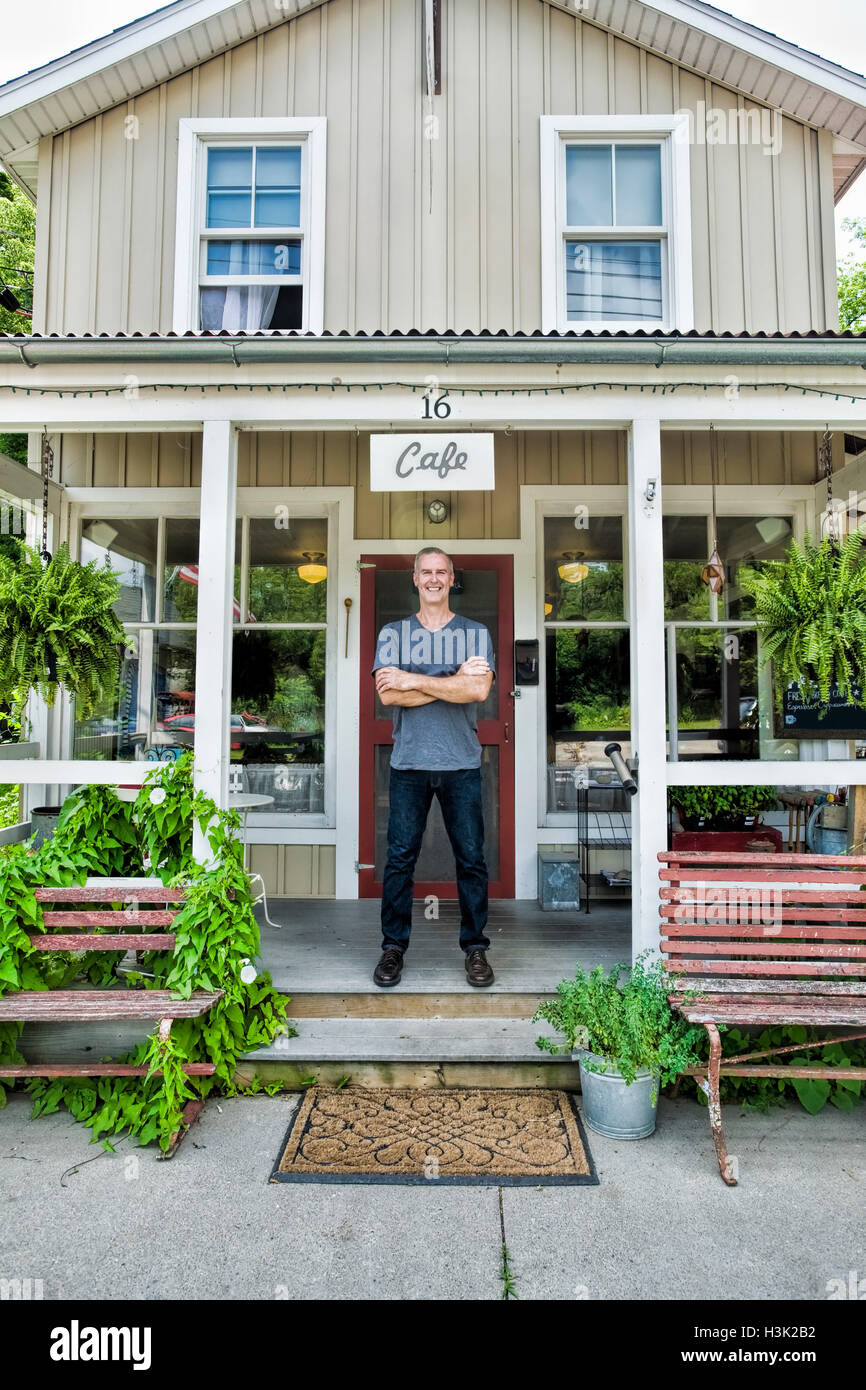 Cafe proprietario in posa di fronte del ristorante Foto Stock