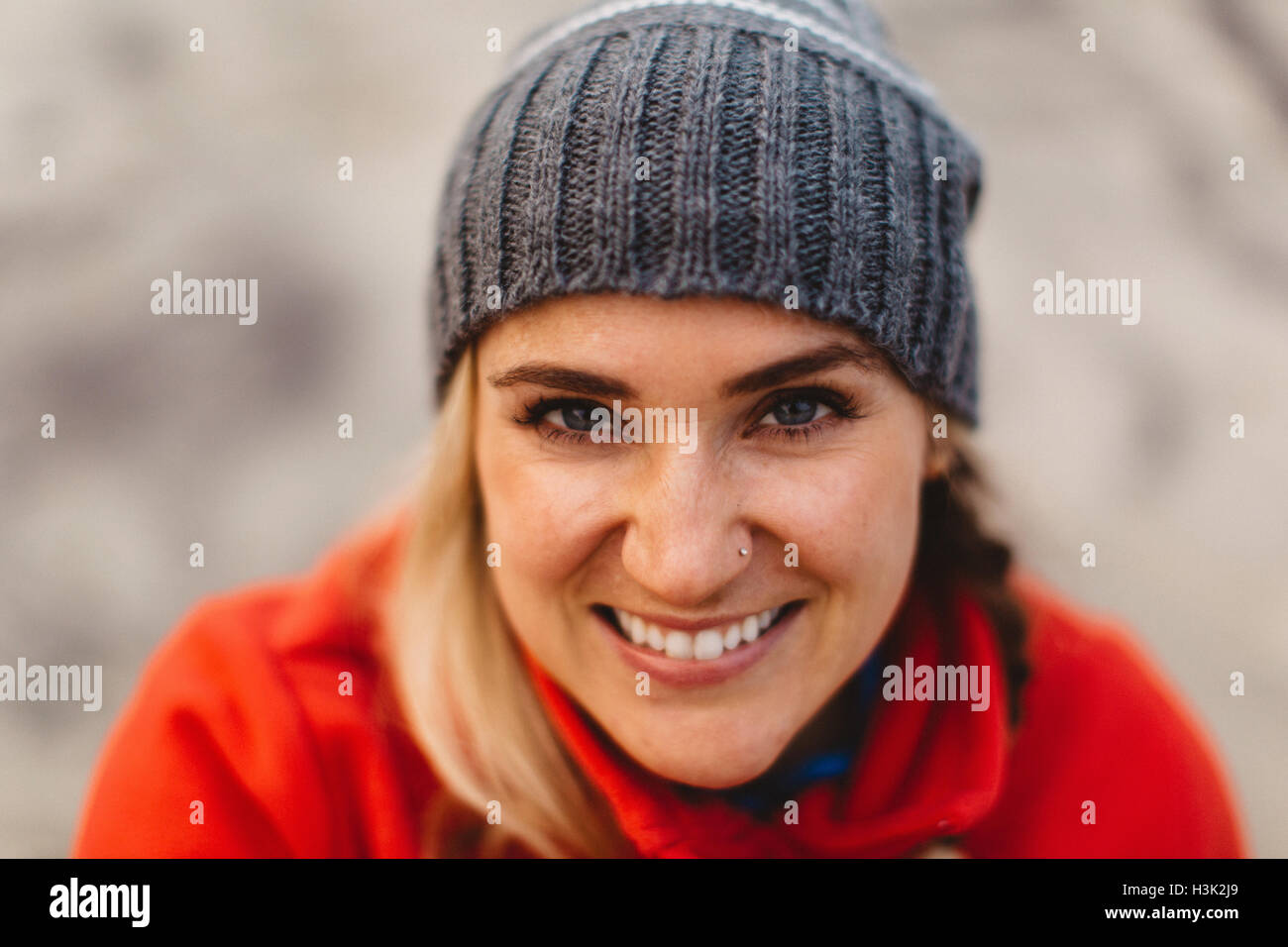 Donna sorridente con beanie hat Foto Stock