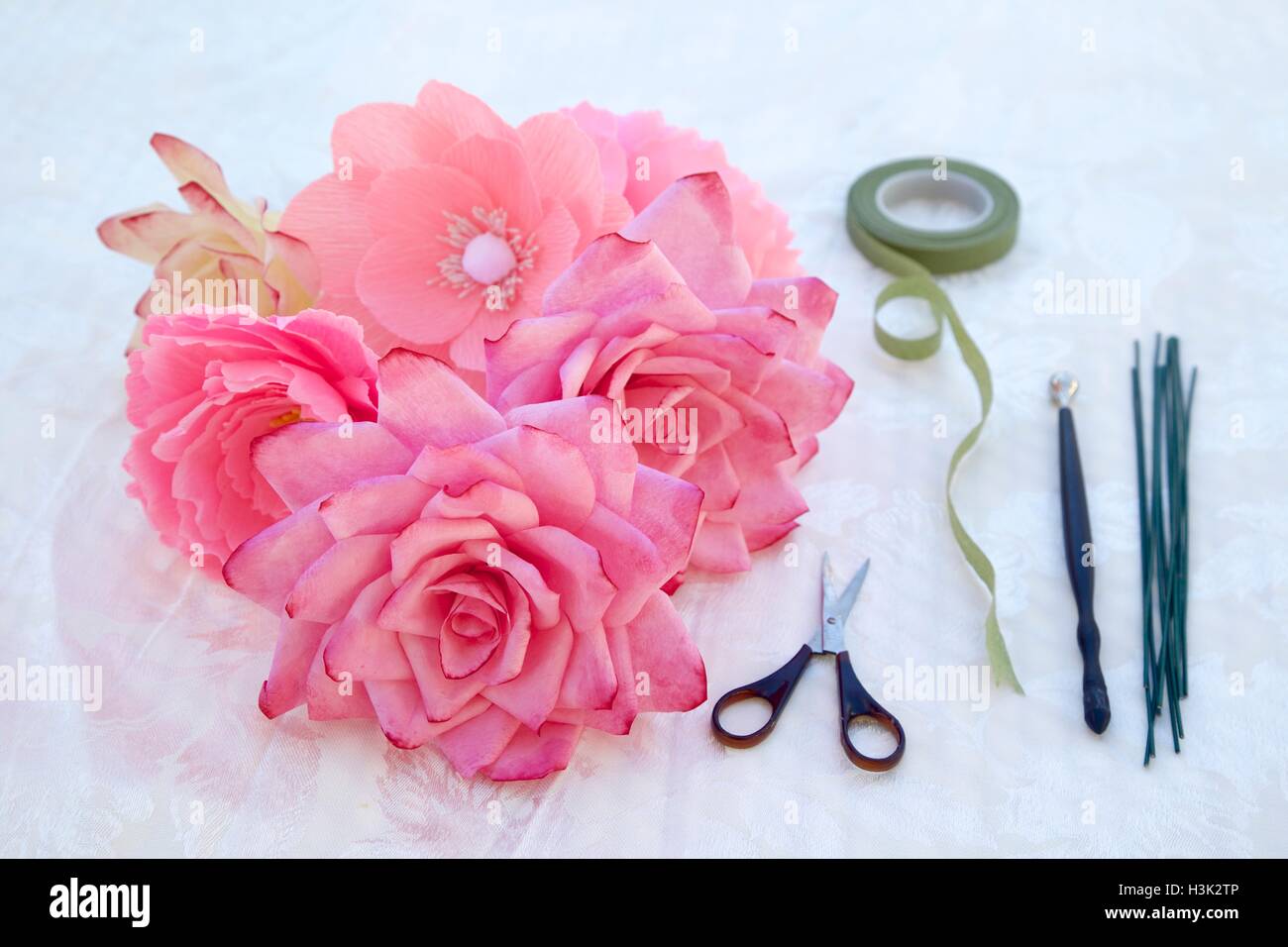 Colorata carta crespa rose colorate su carta crespa sfondo, biglietto di  auguri con spazio di copia Foto stock - Alamy