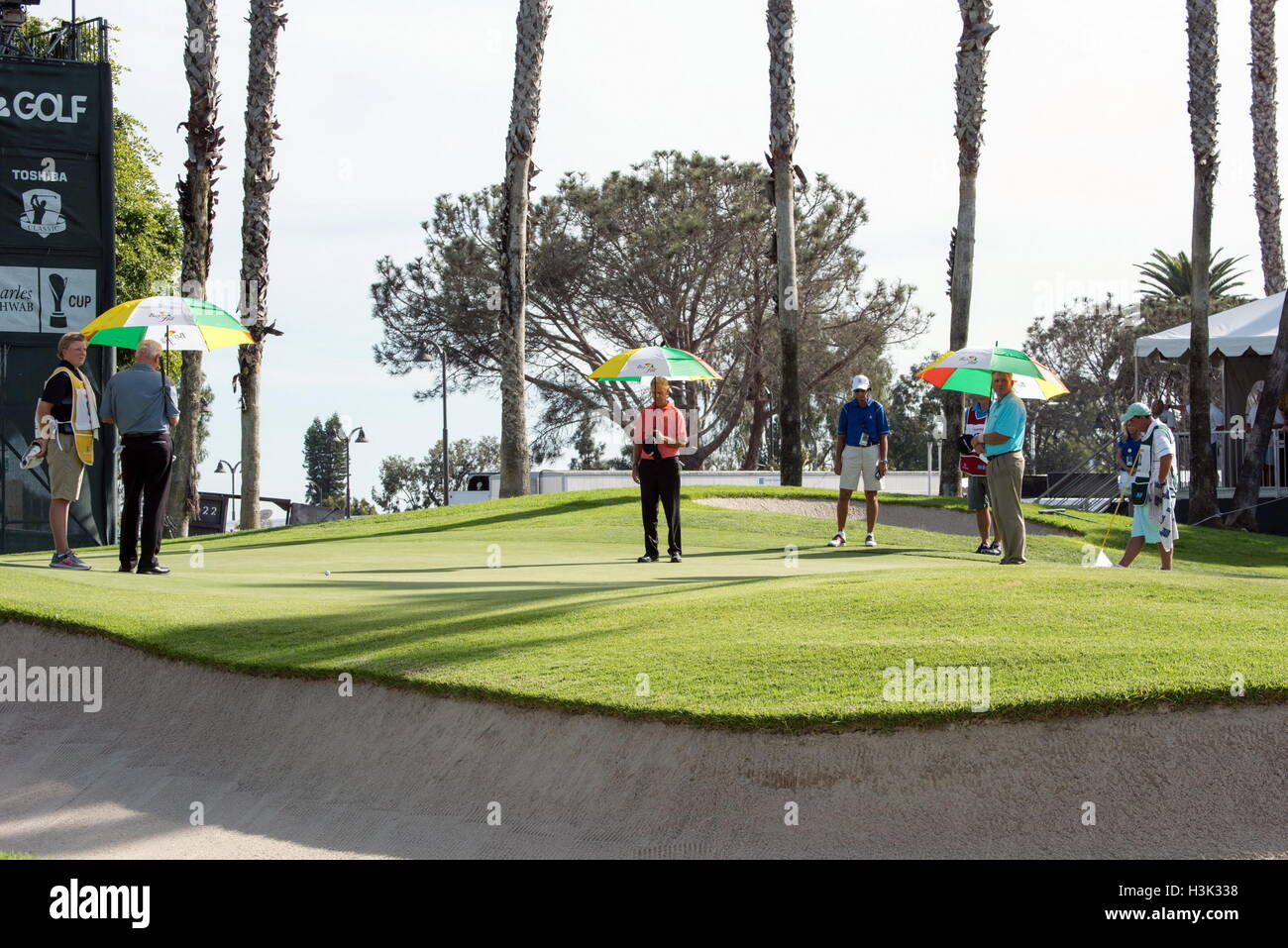 Newport Beach, California, Stati Uniti d'America. Il 7 ottobre, 2016. Campioni del PGA Tour giocatori omaggio di Arnold Palmer da tutti apertura muti-color Bay Hill ombrelloni. (L a R) Tom JENKINS, Larry MIZE e Michael Bradley stand sui fifthteenth verde durante il primo round della Toshiba Classic presso il Newport Beach Country Club. © Doug Gifford/ZUMA filo/ZUMAPRESS.com/Alamy Live News Foto Stock