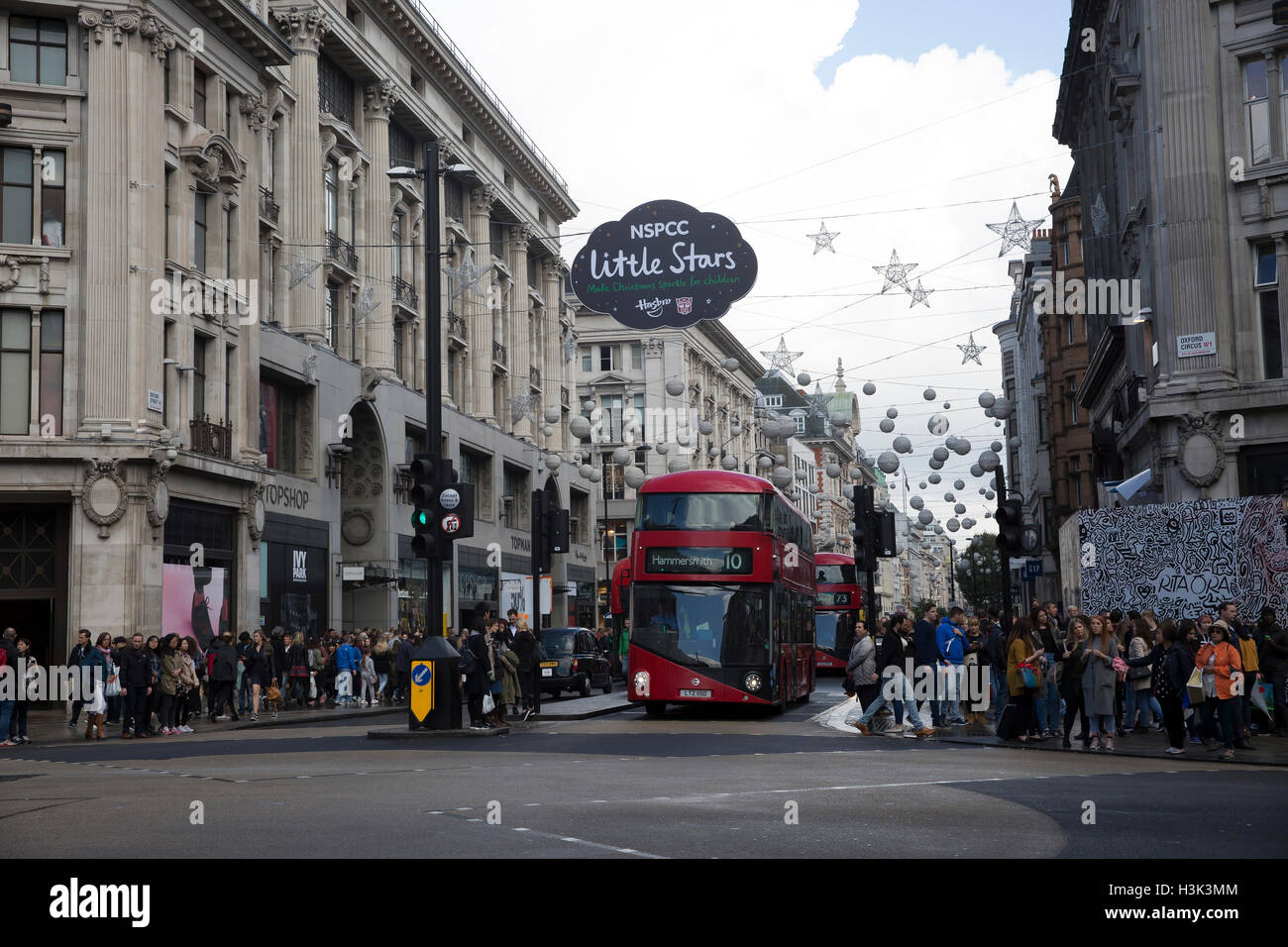 Londra, UK, 8 ottobre 2016,famosa in tutto il mondo le luci di Natale sono condizionati in Oxford Street London©Keith Larby/Alamy Live News Foto Stock